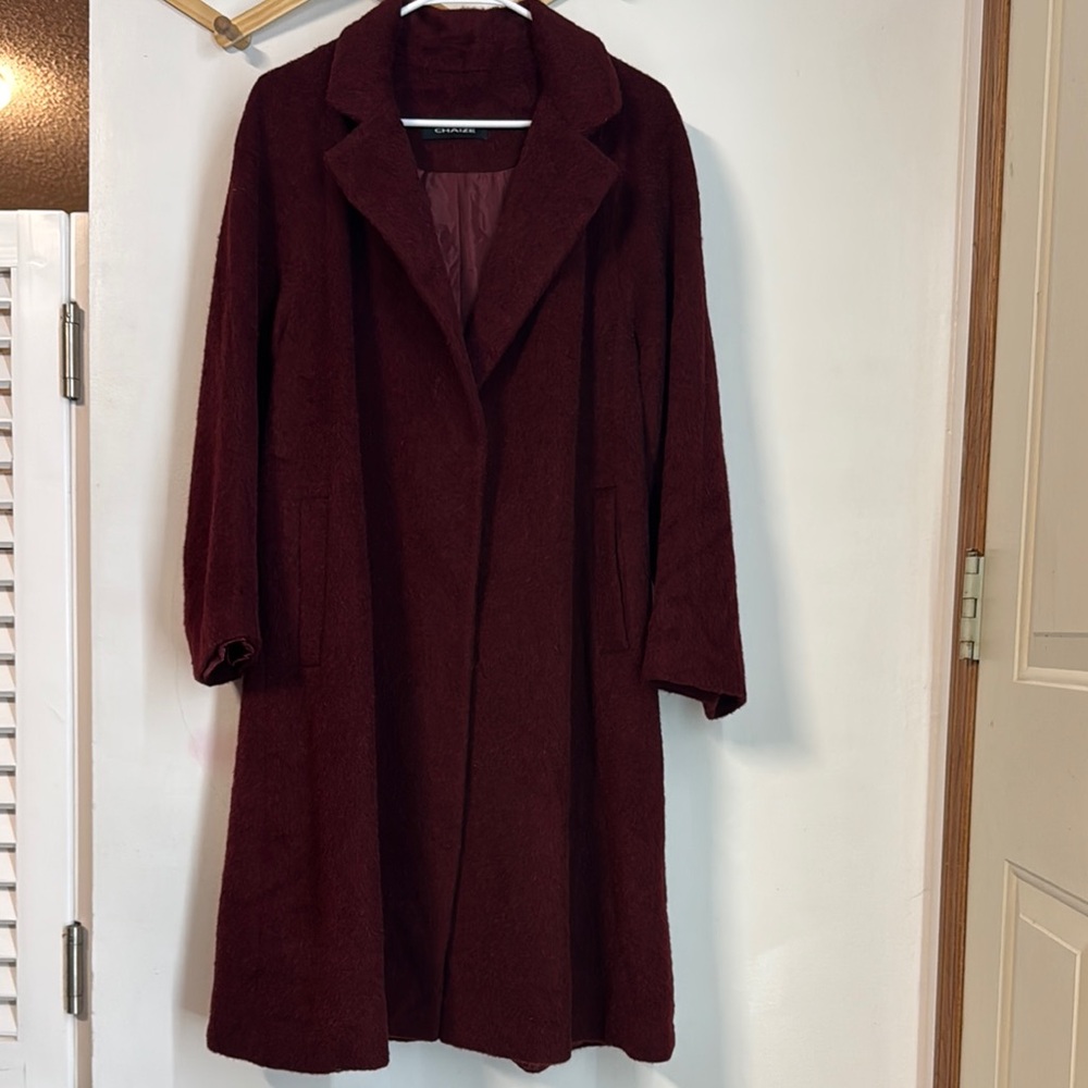 Sophisticated Red Maroon Trench Coat with Tailored Design and Long Sleeves